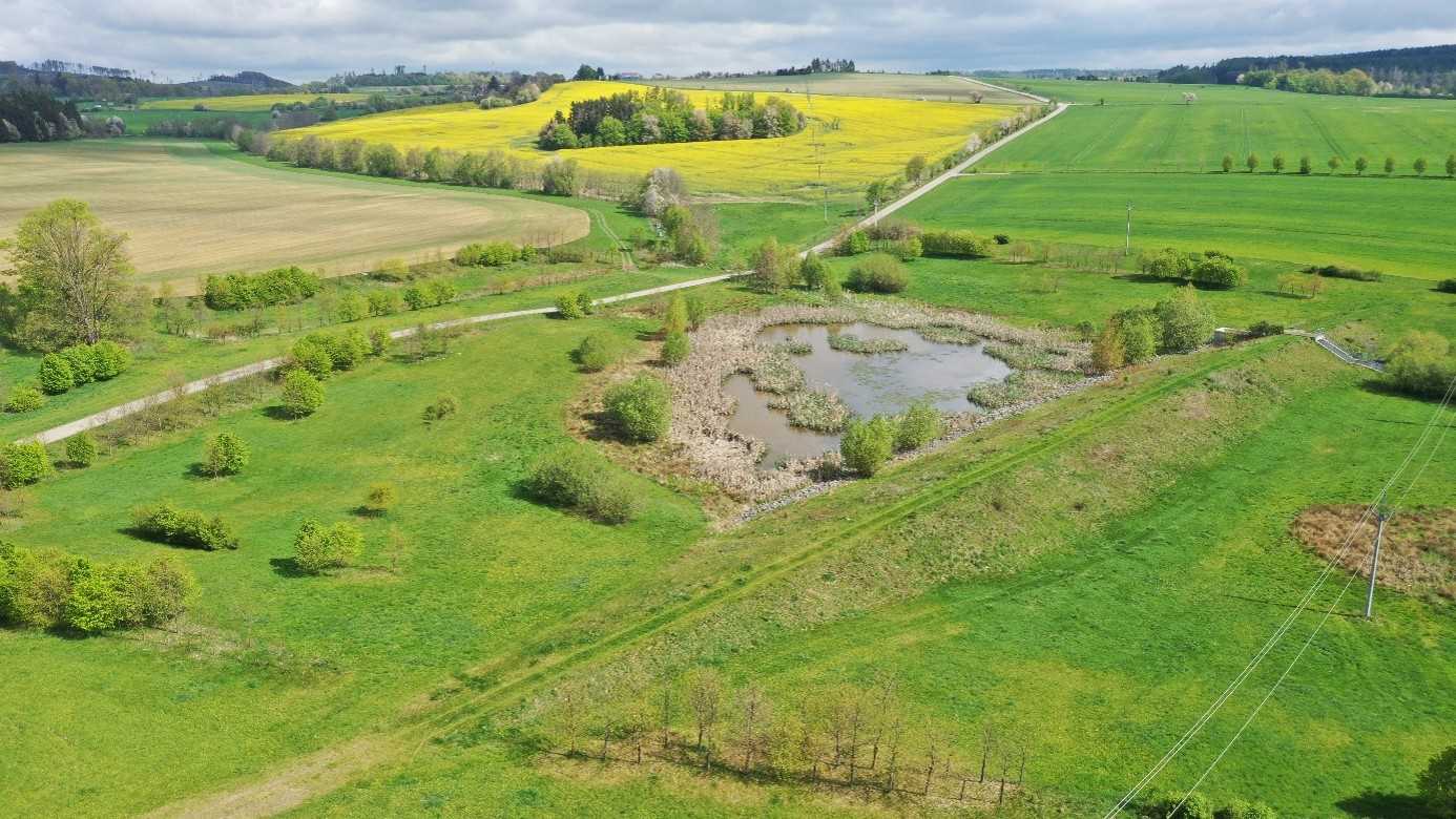 Letecký snímek zemědělské krajiny s mokřadem – lokalita projektu ELIPES